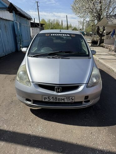 мерседес бенз а: Хэтчбек Honda Fit серебристого цвета. Автомобиль имеет передний привод