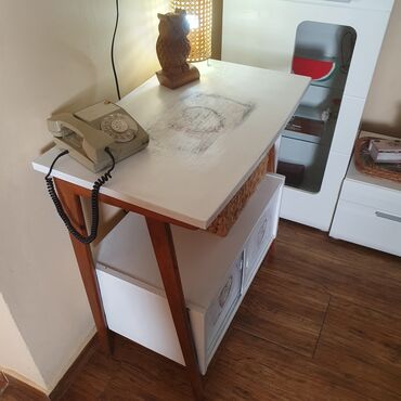 Komode: Komoda/konzola u retro stilu sa dve police i kliznim vratima. - — 9