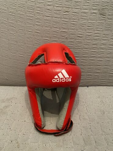 suç ve ceza: Qırmızı orginal adidas kaska.Çox az istifadə olunub heç bir problem