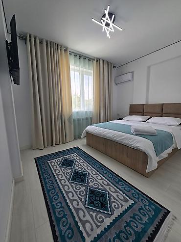 bed sheets: Двуспальная кровать с комплектом постельных принадлежностей и — 1