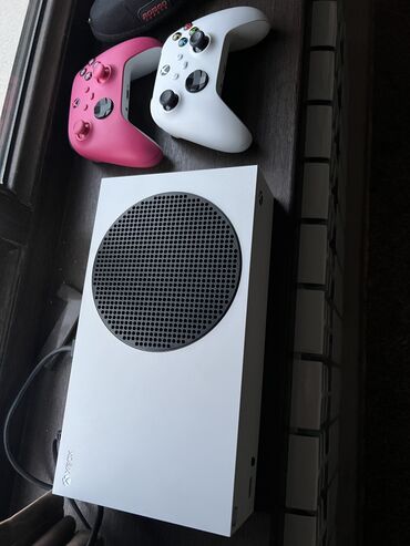Xbox Series S: Продаю XBOX SERIES S 512GB с 2-мя геймпадами, покупал в декабре
