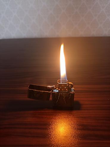 Əntiq əşyalar: Benzinli metal qapaqlı çaxmaq. Korpus antik-mis rəngindədir, üzərində — 1
