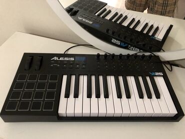 24 кг: Alesis VI25 – это USB/MIDI-клавиатура с 25 полноразмерными