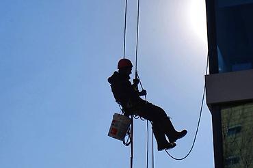 Fasad işləri: Peşəkar sənaye alpinist xidməti – alpinist.az İxtisaslaşma: - Reklam — 18