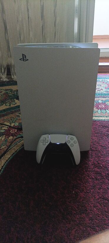 контроллер ps5: Игровая консоль PlayStation 5 в белом корпусе, дополненная черными
