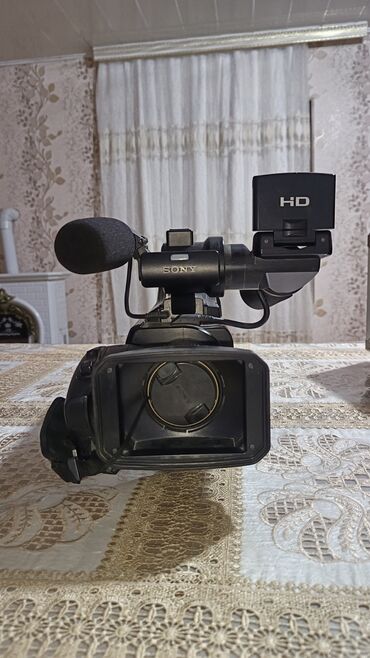 Videokameralar: Sony HD peşəkar videokamera Xüsusiyyətlər: - HD video çəkilişi - — 2
