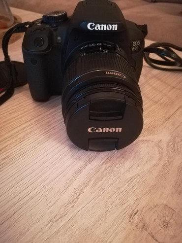 Fotokameralar: Canon 650 D markalı fotoaparat. Kontakthomedan alınmışdı. az İstifade