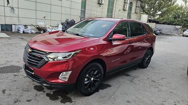 Özünəməxsus qırmızı rəngdə, qara detalları olan Chevrolet Equinox saz