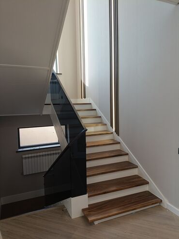 двух этажный дом: Деревянная лестница Для дома, Вид дерева: Орех, Форма лестницы: Много-маршевая, Стиль: Модерн