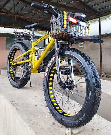 velsiped: Fatbike dağ velosipedi. 26 4x – tam avadanlıqlı, işıqlarla və səbətlə — 2