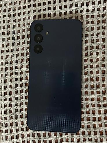 iphone oxşar telefonlar: Mavi rəngdə smartfon - Arxa tərəfdə ayrı-ayrı yerləşdirilmiş 3 — 1
