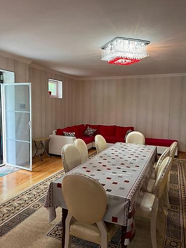 quba a frame evler: Dağlıq, yaşıllıqla əhatələnmiş həyət evi - Geniş daş döşəməli həyət — 7