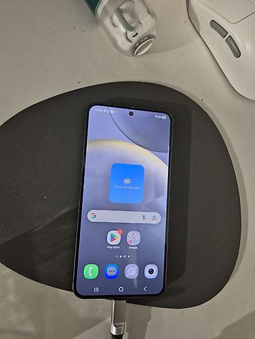чехлов: Samsung Galaxy S24, Б/у, 256 ГБ, цвет - Черный — 1