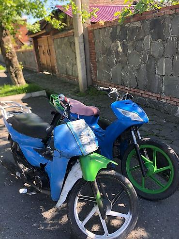 moped s50: Moped/skuter tipli motosiklet – mavi-yaşıl rəngdə, şəhər içi gedişlər — 1