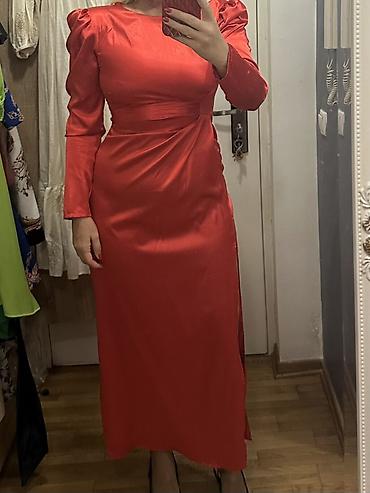 drzac za barjak: Elegantna duga haljina u jarko crvenoj boji. - Materijal: satenast — 2