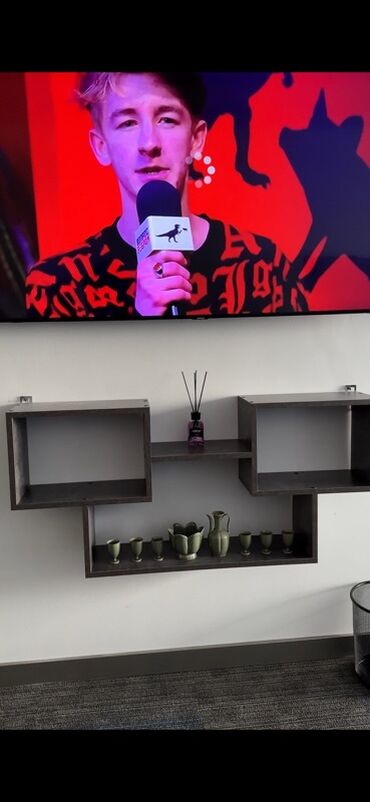 шкафчик с открытыми полками: Кийимдер үчүн текче, Жыгач