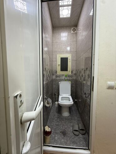 Uzunmüddətli kirayə mənzillər: Kirayə mənzil – işıqlı və səliqəli 2 otaq - Geniş zal: divan-künc — 12