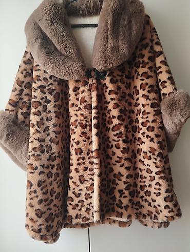- Material: yumşaq və həcmli süni kürk - Rəng və naxış: bej-qəhvəyi