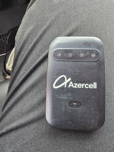 Modemlər və şəbəkə avadanlıqları: Azercell şirkətinin mobil internet cihazı. Kiçik və yüngül dizaynı