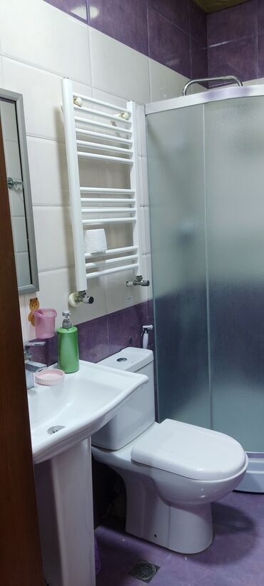 Günlük kirayə mənzillər: Xüsusiyyətlər: İnşaatçılar metro stansiyasına 6 dəqiqəlik yürüş — 7