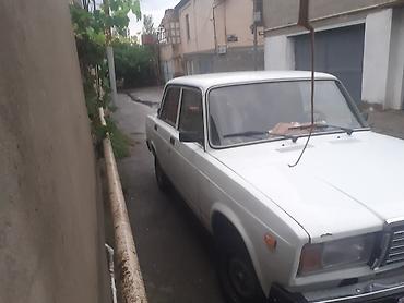 vaz 2107 ehtiyat hissələri: VAZ 2107 sedan – klassik ağ rəngdə, 4 qapılı kuzov. Arxa ötürücülü — 3