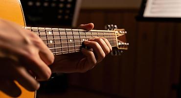 Digər kurslar: 🎸 Gitara Kurslarına Qəbul Davam Edir! Gitara ifa etməyi peşəkar — 11