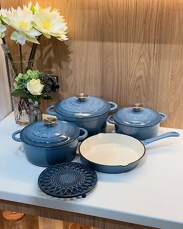 Наборы посуды: Чугунные наборы 4в1 + подставка В наличии: - красный; - оранжевый; - — 2