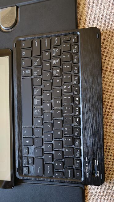 Tableti: Tablet kao nov nema mane, ima masku I blutut tastaturu,veliki 10 inca — 2