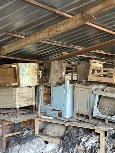 буу мебели: Старые деревянные мебельный столы, стулья, шкафы