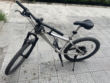 профессиональный горный велосипед: Продаю 17000 тыс сом Горный,размер колес 27,5 Запасный седло,кодовый