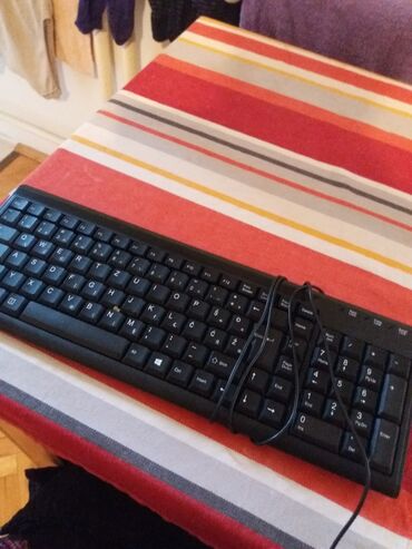 Keyboards: Funkcinalna tastatura za kompjuter. moze skoro za sve modele. samo