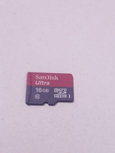 Yaddaş kartlar var. 4 Gb fleşka – 5 AZN; 16 GB – 15 AZN; 32 GB – 17