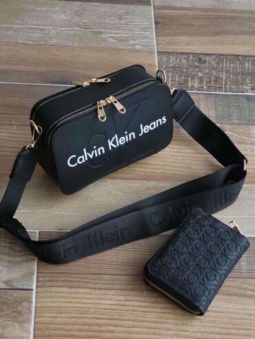 satic smartic cena: 🎀 CALVIN KLEIN 🎀

Cena 2.600 din