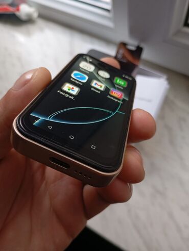 мини телефон: Mini smartfon qızıl reng 8 ram 64 yadaş 2 nömre kart gedir