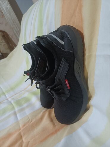 Krasofkalar və idman ayaqqabıları: Salam teklukesizlik ayablari tezedi 42razmer super gorunuşu var burnu — 13