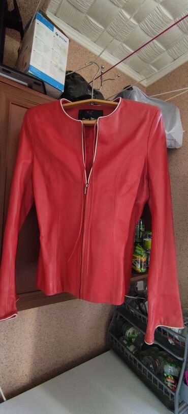 красный куртка: Пиджак из натуральной кожи размер 50-52. идеальное состояние
