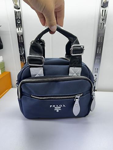 acne studio: Сумка PRADA, компактная модель в темно‑синем цвете. Особенности: - — 1