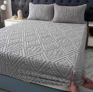 Posteljina: Reljefni čaršafi Čaršaf na lastiš 25 + 2 jastučnice(5) Cena 3800 — 9