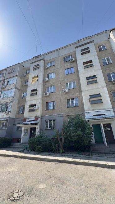 квартира с подселением для семейных: 2 комнаты, 50 м², 105 серия, 1 этаж, Косметический ремонт