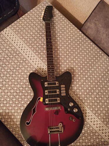 Səs avadanlığı: Elektrik gitara – yarı boş (semi-hollow) korpuslu, tünd