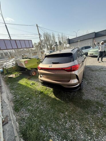 футбол настольный: Электрический кроссовер (золотистый кузов) с ярким оранжевым кожаным