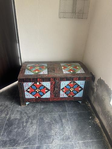Əl işı boyalı taxta sandıq - Material: bərk taxta, metal menteşəli