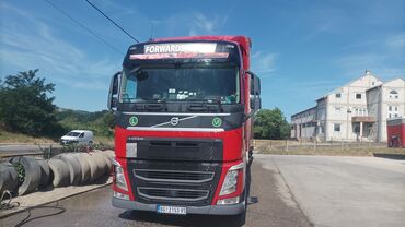 Kamioni: Crveni Volvo kamion sa crvenom prikolicom, idealan za prevoz tereta na — 6