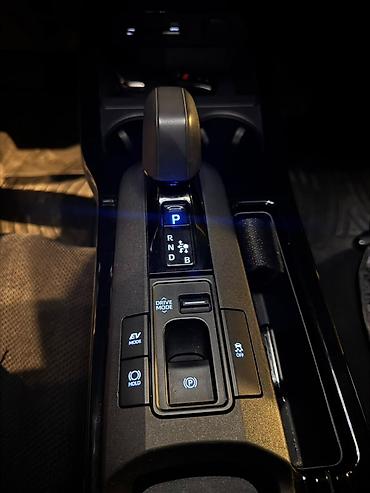 byd e6: Toyota Prius: 2023 г., 2 л, Вариатор, Гибрид, Лифтбек — 9