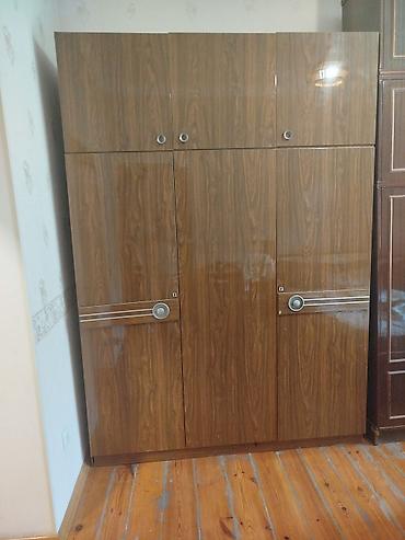 Şkaf – 3 qapılı, üst hissədə 3 bölməli asma şkaflarla birlikdə -
