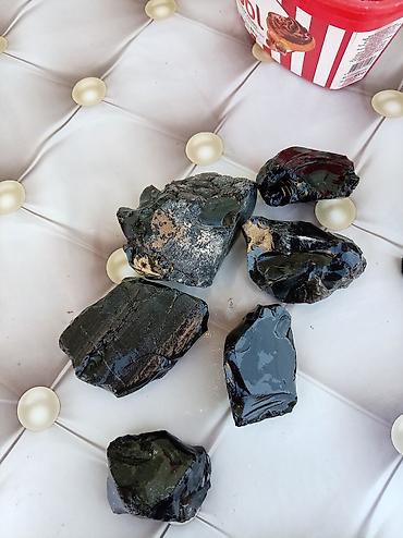 əl saatları: 51 ədəd Tünd qara rəngli obsidian . Xüsusiyyətlər: - Rəng: dərin qara — 4