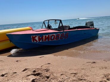 Водный транспорт: Моторная лодка с контрастным сине-красным корпусом и черным — 9