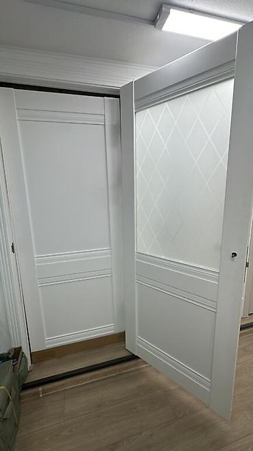 двери складные межкомнатные: Межкомнатная дверь-купе с распашной створкой, белая, классический — 2