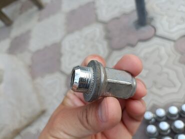 Другие автозапчасти: Болты для Тойота 2000 сом комплект