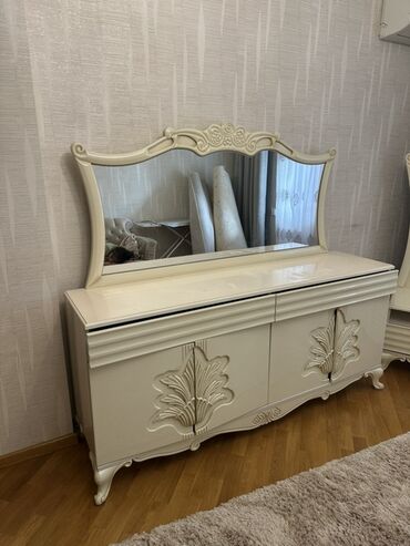 Спальные гарнитуры: Klassik üslubda krem rəngli dəst mebel Dəst tərkibi: - Geniş güzgülü
